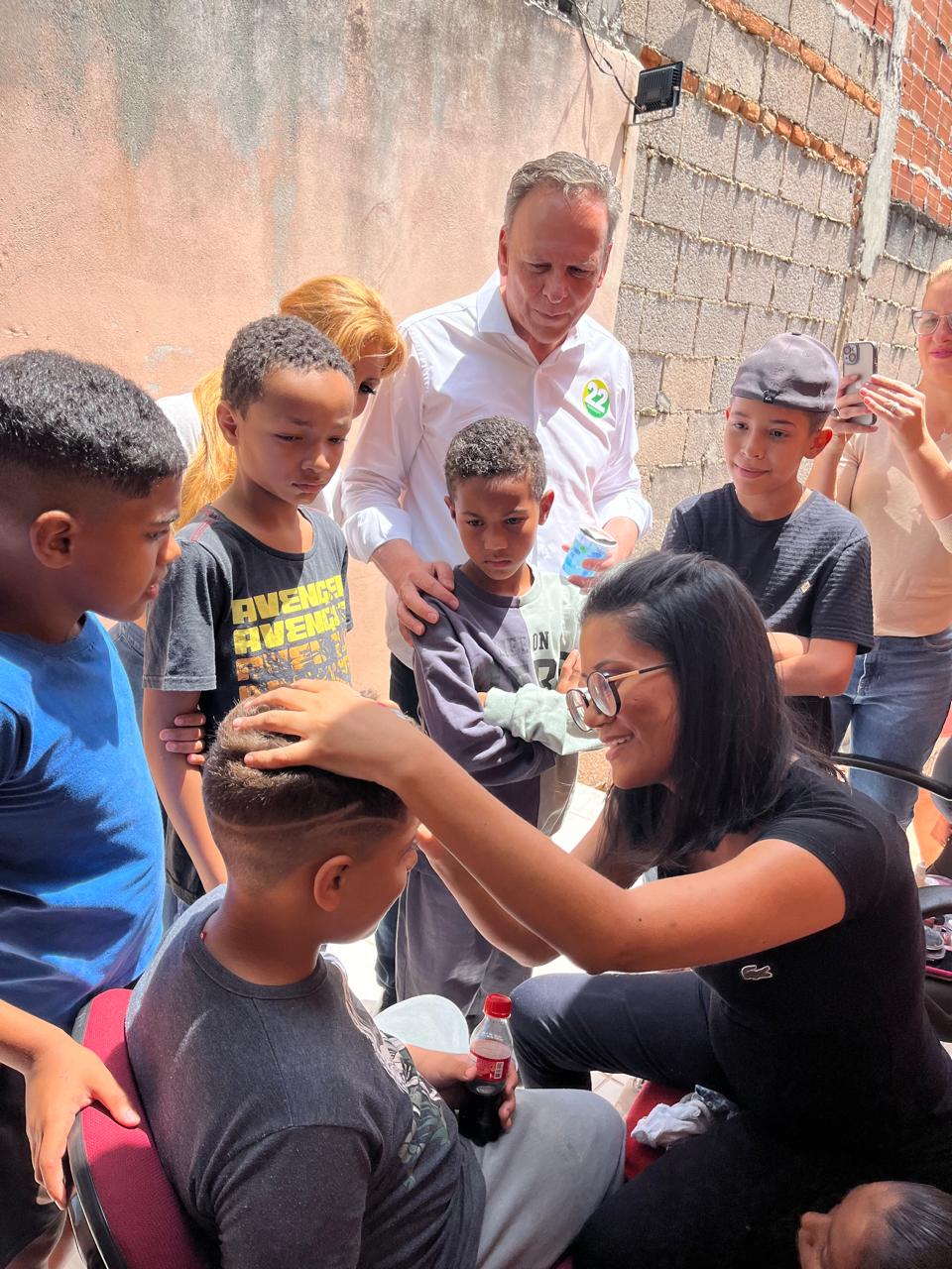 Entrega de presente dia das crianças