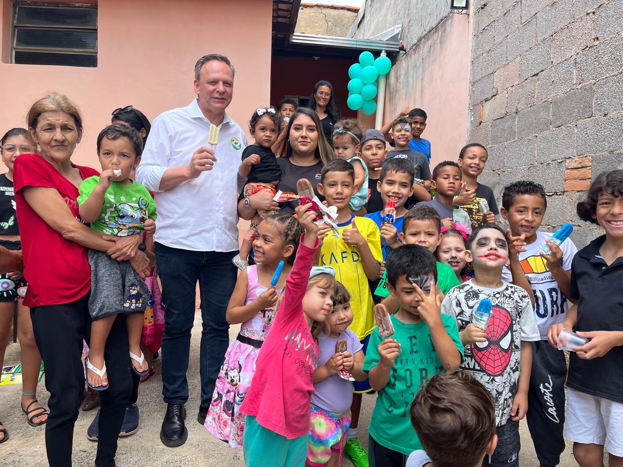 Entrega de presente dia das crianças